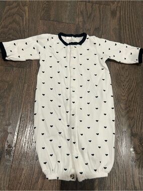 Too Cute White Baby Sleep Converter Gown with Black Hearts size newborn
